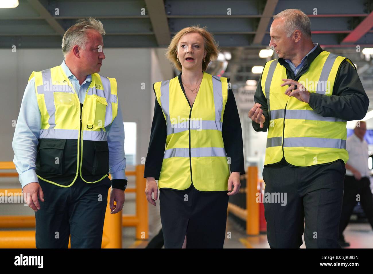 Liz Truss durante una visita a Jaguar Land Rover a Solihull come parte della sua campagna per essere leader del Partito conservatore e il prossimo primo ministro. Data immagine: Martedì 23 agosto 2022. Foto Stock