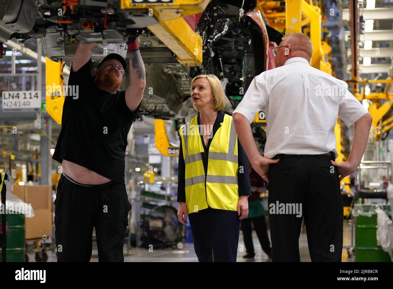 Liz Truss durante una visita a Jaguar Land Rover a Solihull come parte della sua campagna per essere leader del Partito conservatore e il prossimo primo ministro. Data immagine: Martedì 23 agosto 2022. Foto Stock