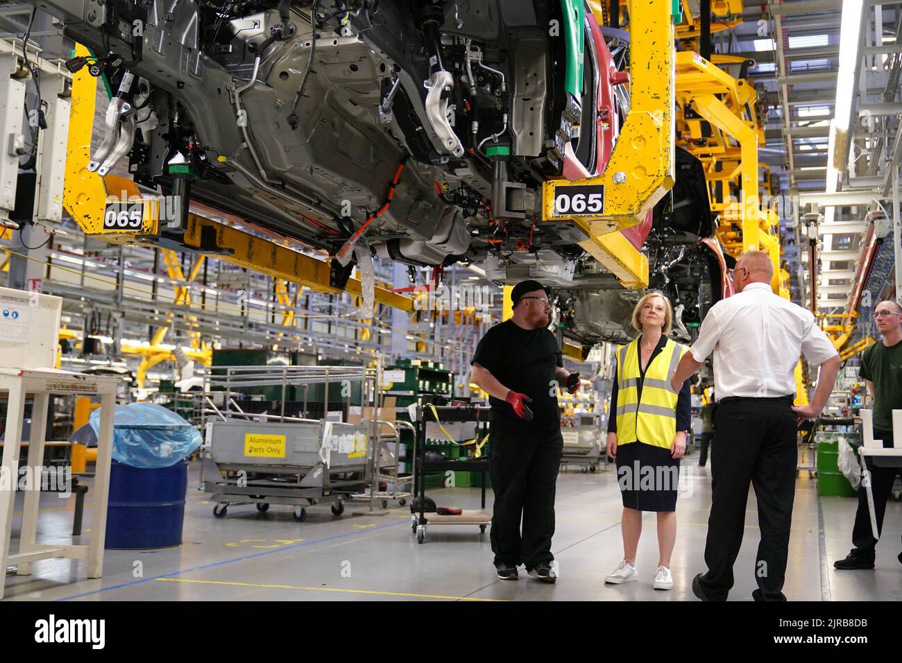 Liz Truss durante una visita a Jaguar Land Rover a Solihull come parte della sua campagna per essere leader del Partito conservatore e il prossimo primo ministro. Data immagine: Martedì 23 agosto 2022. Foto Stock