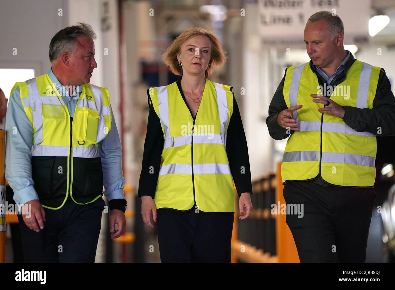 Liz Truss durante una visita a Jaguar Land Rover a Solihull come parte della sua campagna per essere leader del Partito conservatore e il prossimo primo ministro. Data immagine: Martedì 23 agosto 2022. Foto Stock