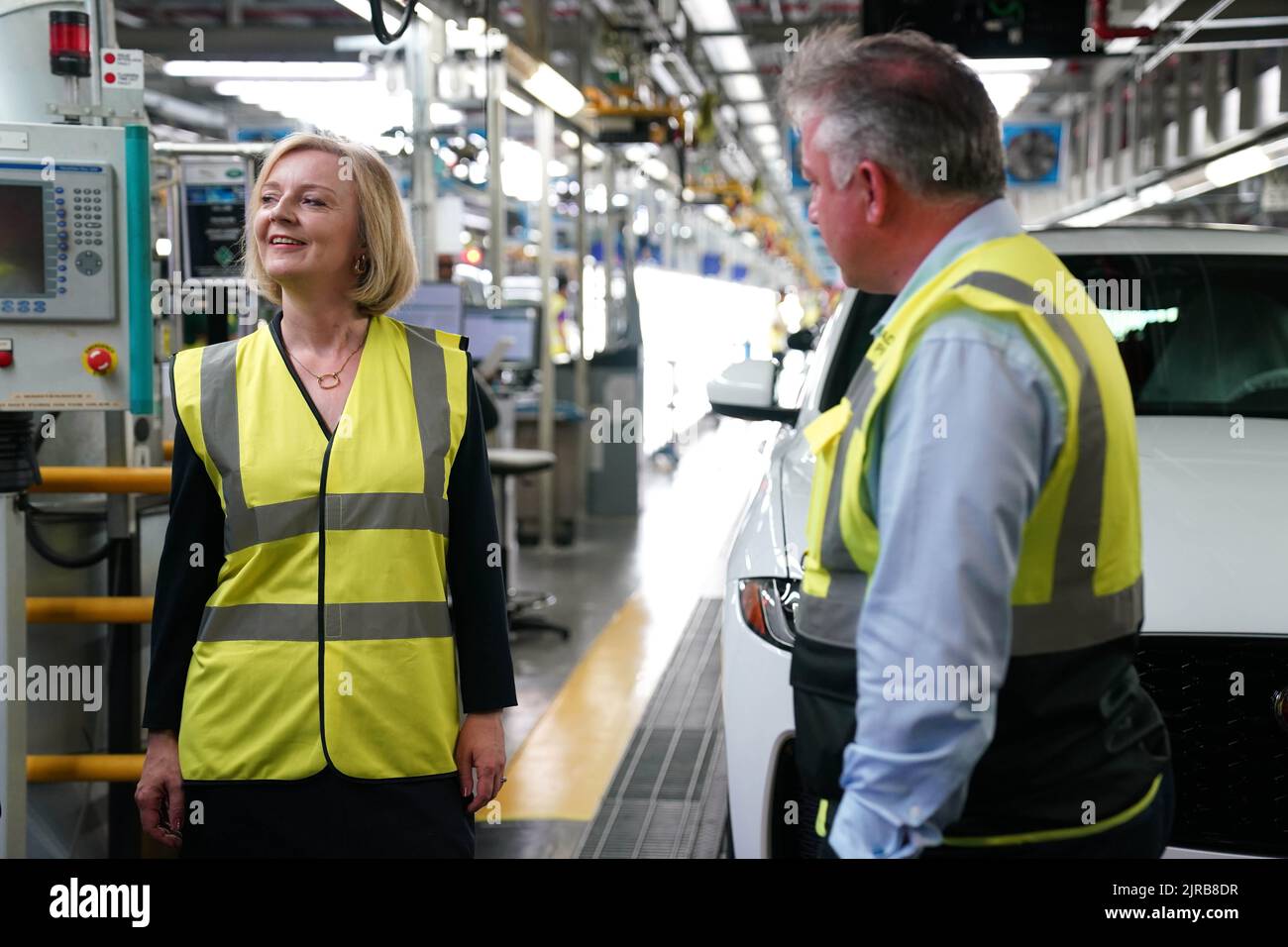 Liz Truss durante una visita a Jaguar Land Rover a Solihull come parte della sua campagna per essere leader del Partito conservatore e il prossimo primo ministro. Data immagine: Martedì 23 agosto 2022. Foto Stock