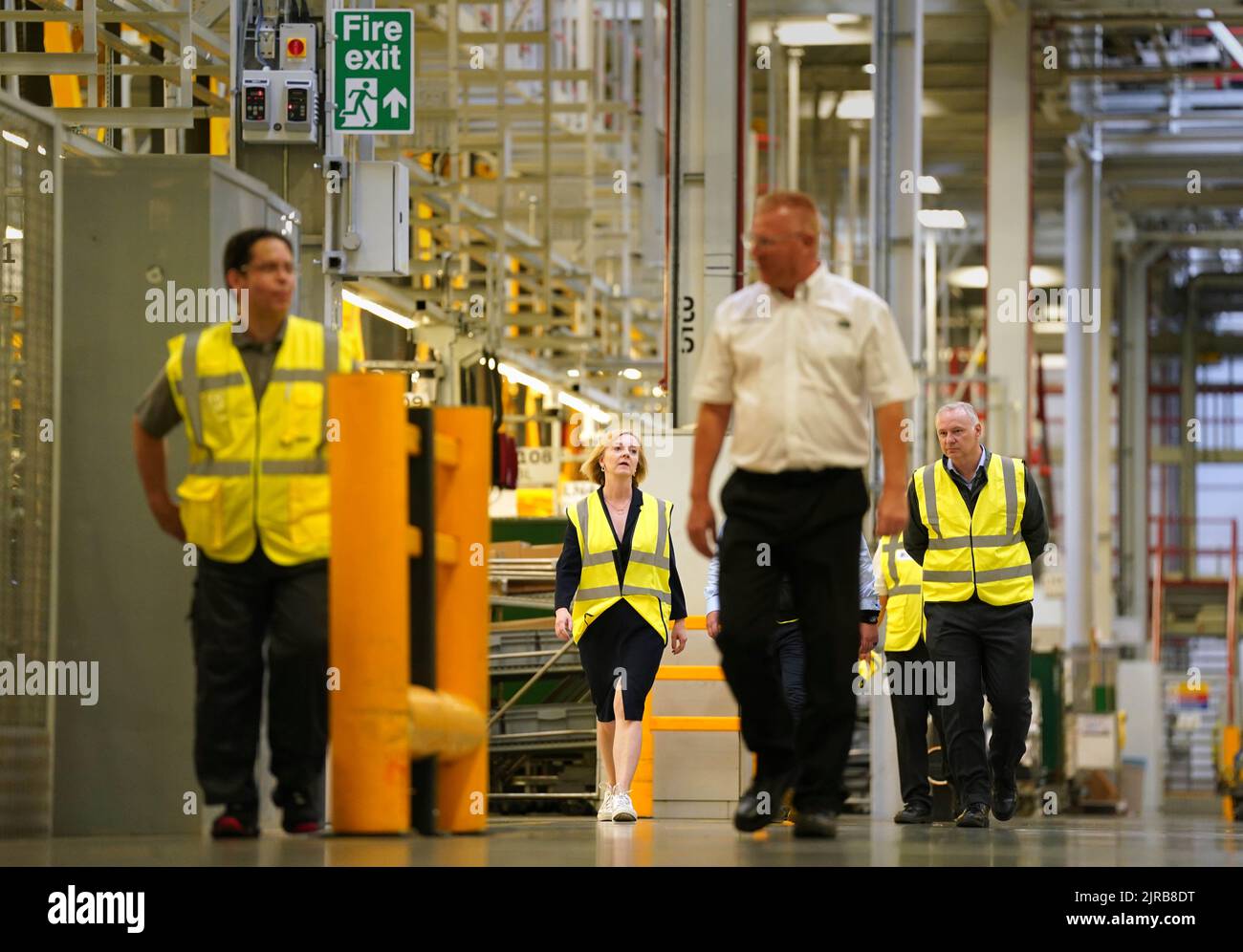 Liz Truss durante una visita a Jaguar Land Rover a Solihull come parte della sua campagna per essere leader del Partito conservatore e il prossimo primo ministro. Data immagine: Martedì 23 agosto 2022. Foto Stock