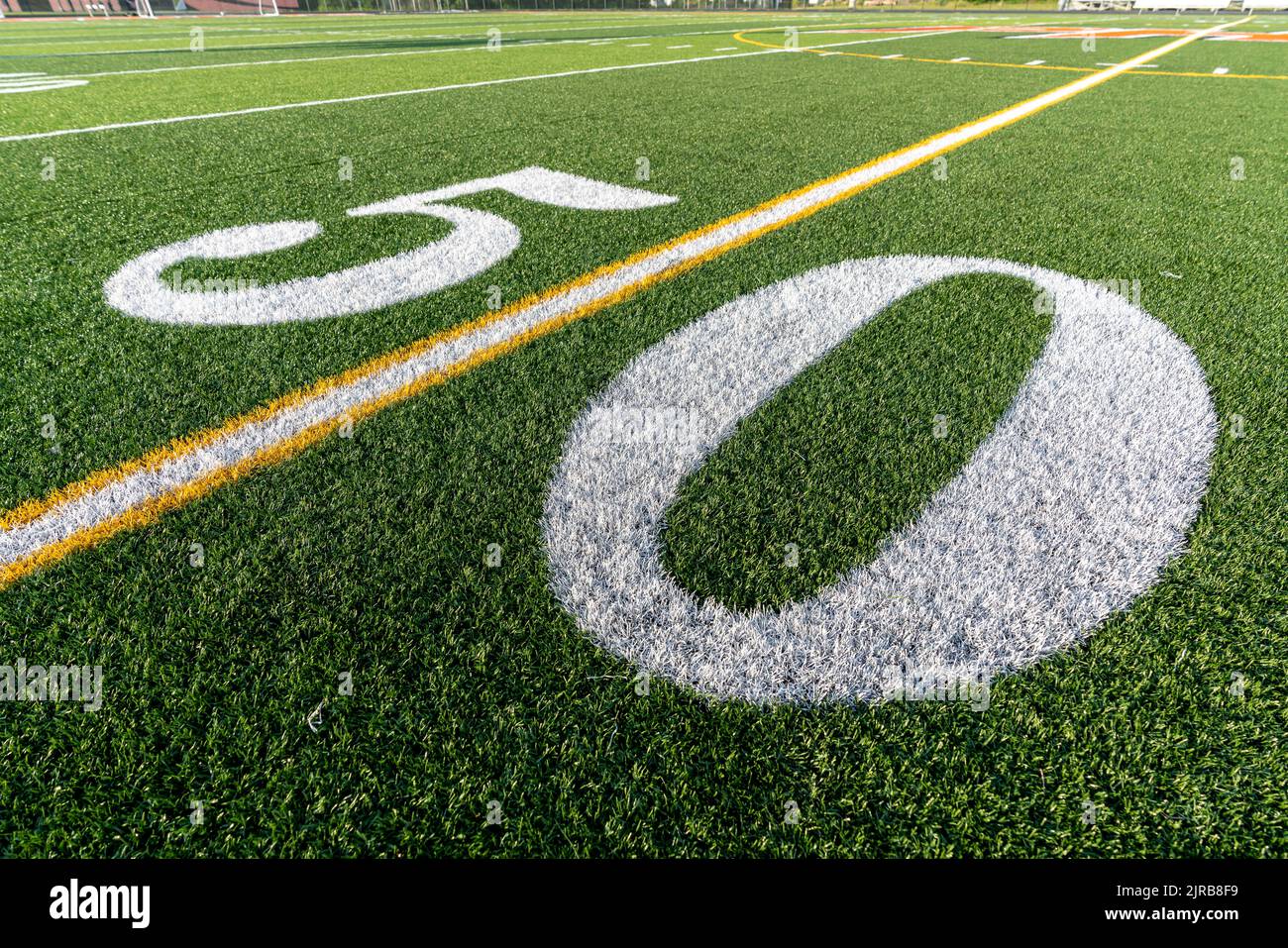 Campo da calcio sintetico in erba sintetica Fifty, 50, yard line in bianco. Foto Stock