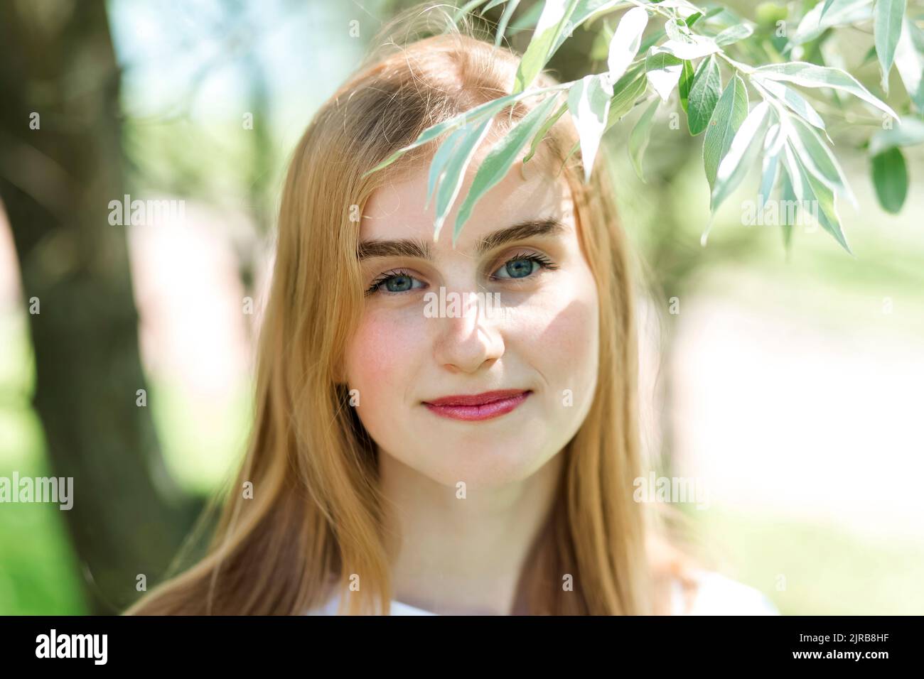 Bella ragazza adolescente con capelli biondi e rossetto rosso Foto Stock