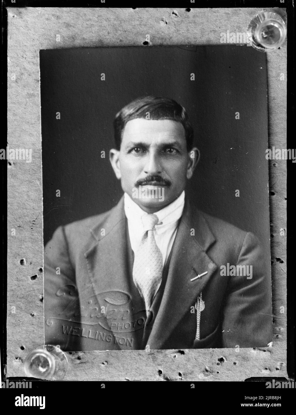 Copia di un ritratto di un uomo, circa 1940s, Wellington, di Cuba Photographic Studio, William Vinsen. Foto Stock