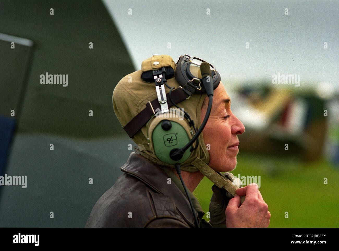 Carolyn Grace, pilota di Spitfire. Carolyn Grace con il suo Spitfire ML 407 a Duxford Airfield, Cambridgeshire, Gran Bretagna. FOTO DEL COPYRIGHT DI BRIAN HARRIS © 2001 07808-579804 Foto Stock