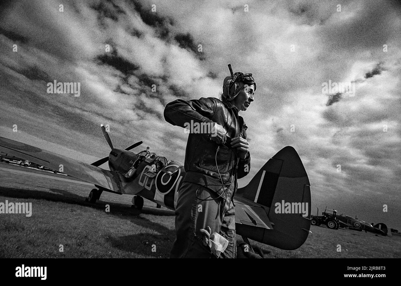 Carolyn Grace, pilota di Spitfire. Carolyn Grace con il suo Spitfire ML 407 a Duxford Airfield, Cambridgeshire, Gran Bretagna. FOTO DEL COPYRIGHT DI BRIAN HARRIS © 2001 07808-579804 Foto Stock