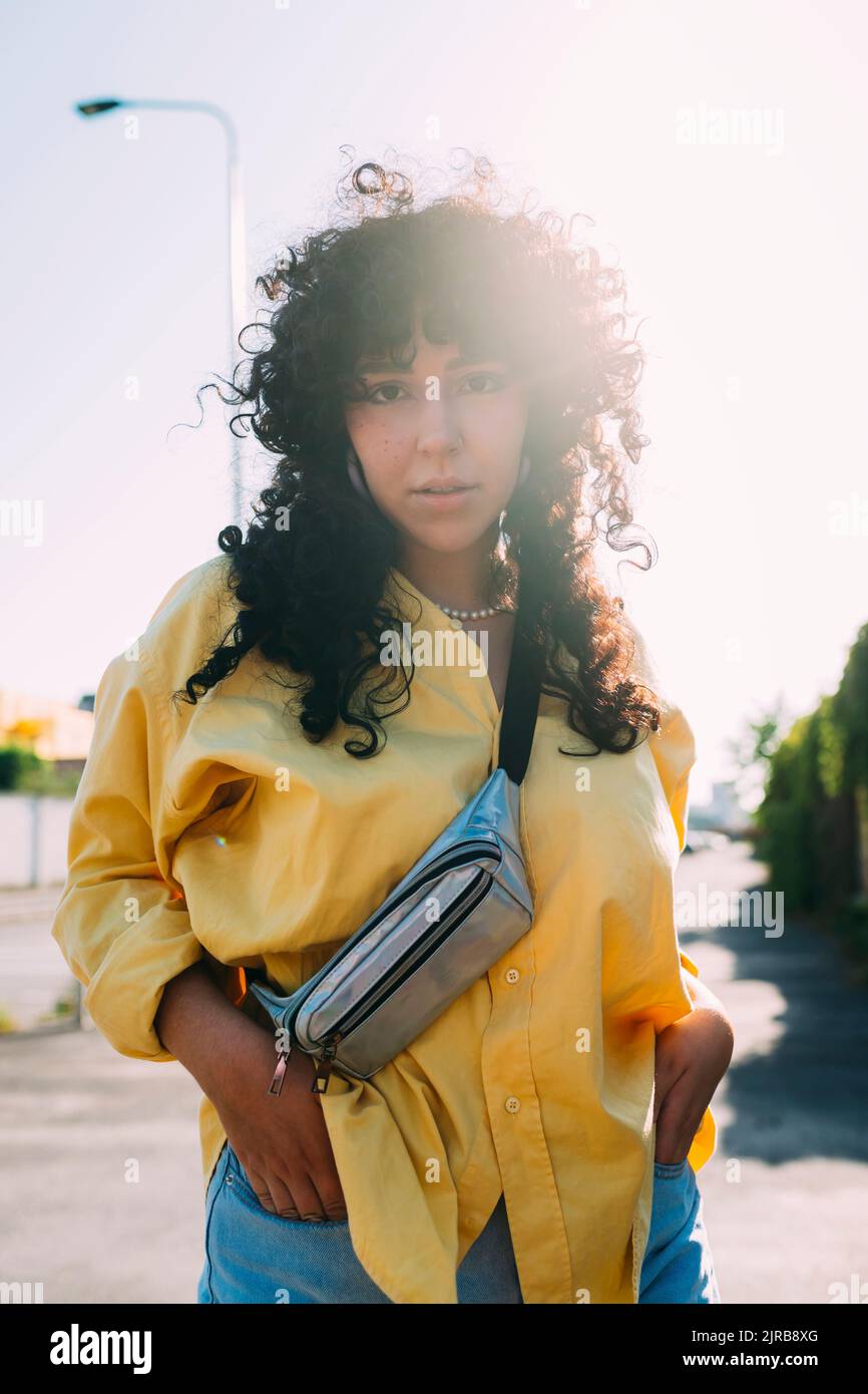 Donna fidata con le mani in tasca nelle giornate di sole Foto Stock