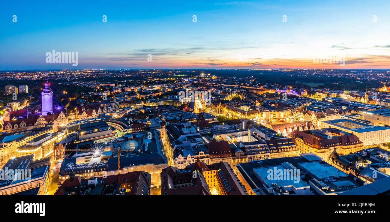 Germania, Sassonia, Lipsia, Vista panoramica del centro città illuminato al crepuscolo Foto Stock