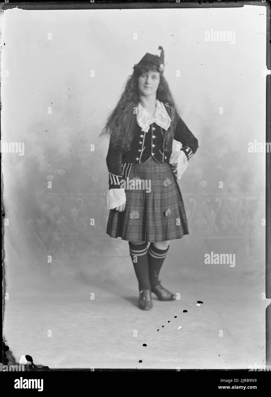 Ritratto di una giovane donna in abito scozzese, circa 1920, Wellington, di Berry & Co.. Foto Stock