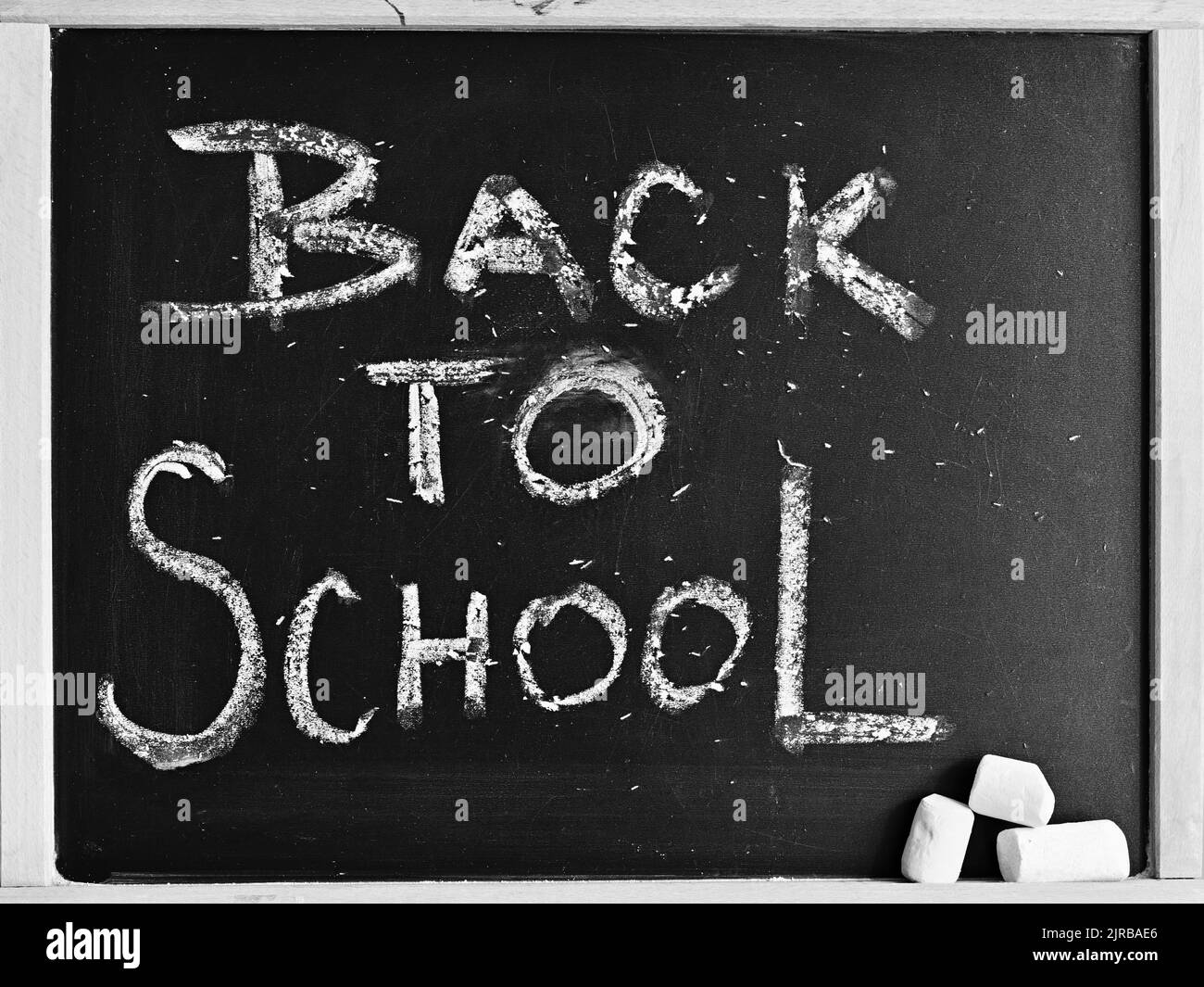 Lavagna - ritorno a scuola. Concetto per l'istruzione e la scuola su sfondo giallo. Piano di giacitura - Vista dall'alto. Foto Stock