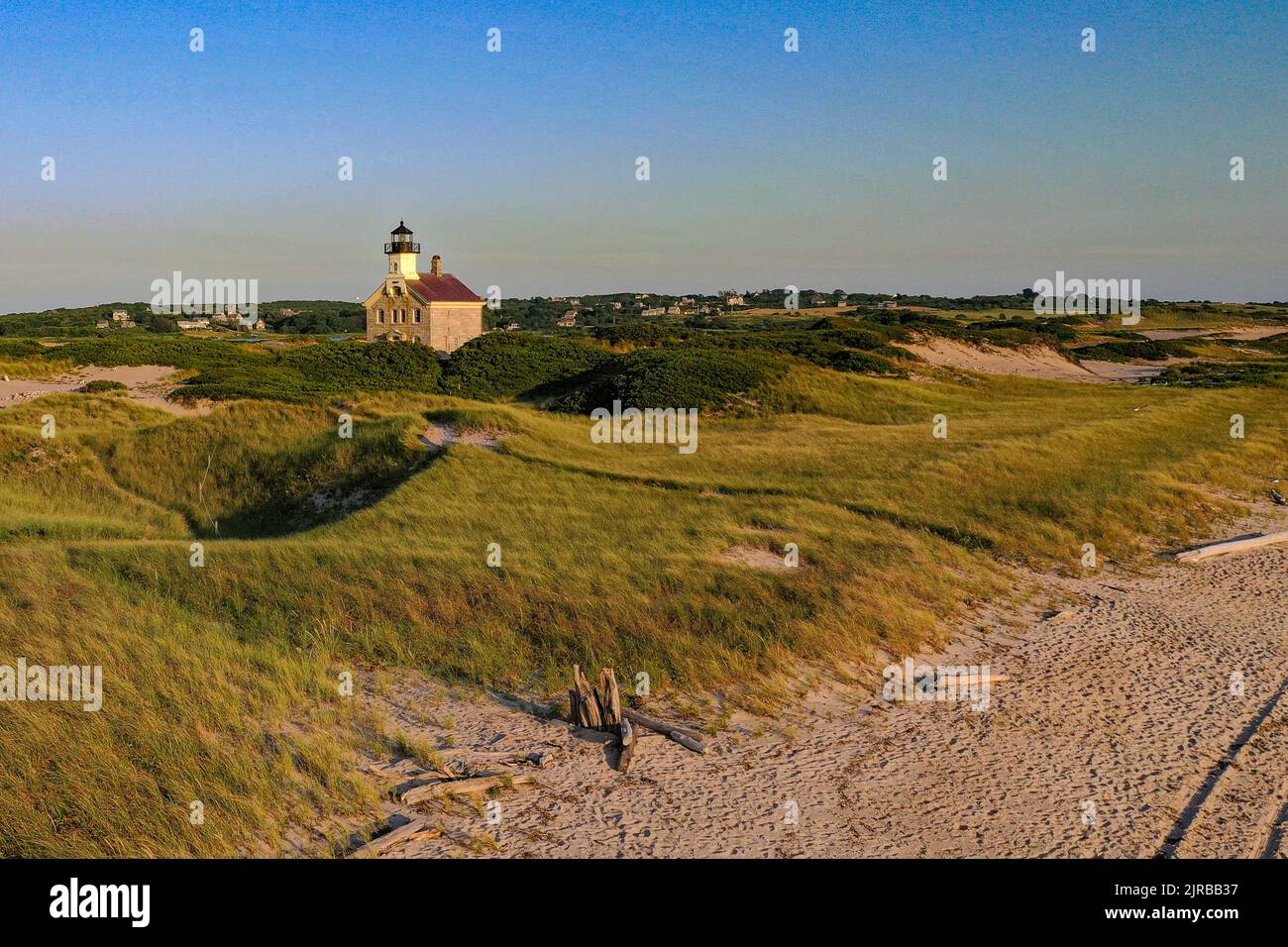 Foto estiva nel tardo pomeriggio del faro del Nord a New Shoreham, Block Island, Rhode Island. Foto Stock