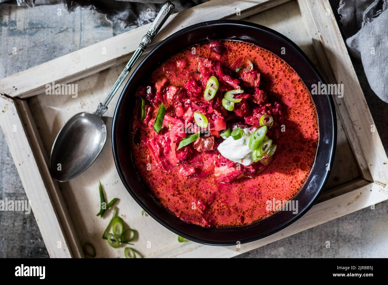 Ciotola di borscht pronto da mangiare con fagioli di rene Foto Stock