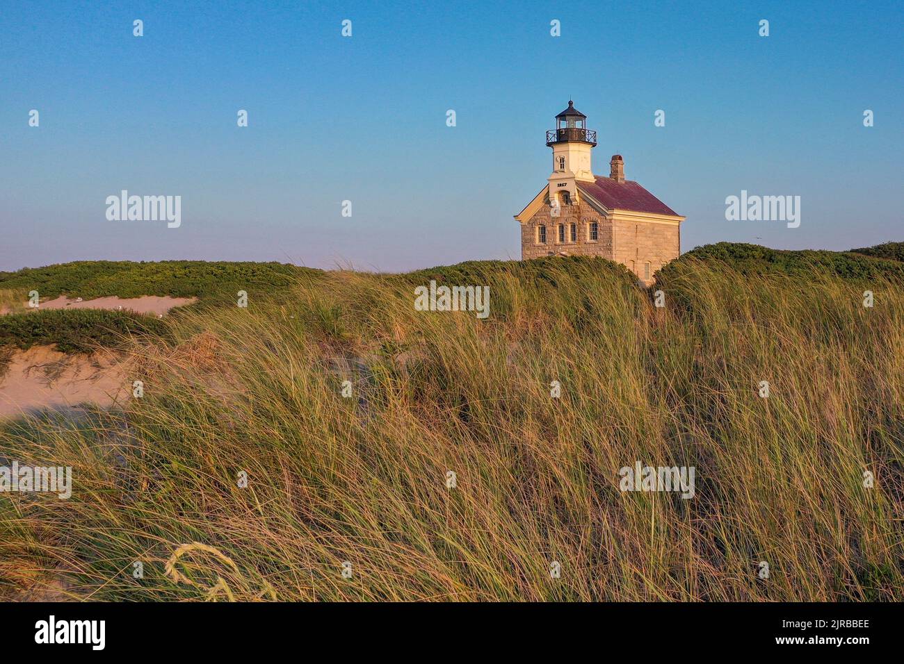 Foto estiva nel tardo pomeriggio del faro del Nord a New Shoreham, Block Island, Rhode Island. Foto Stock