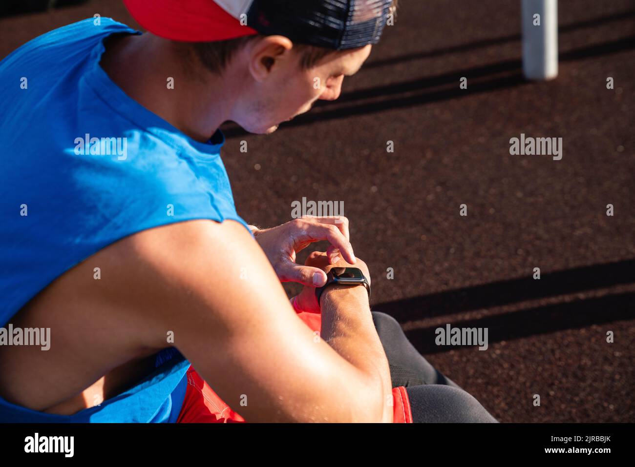 Smart Watch che regola lo sport al parco Foto Stock