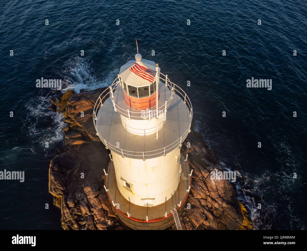 07-10-2022 - Little Compton, RI USA - immagine mattutina del Sakonnet Point Light (West Island Light) tra Little Compton e Tiverton Rhode is Foto Stock
