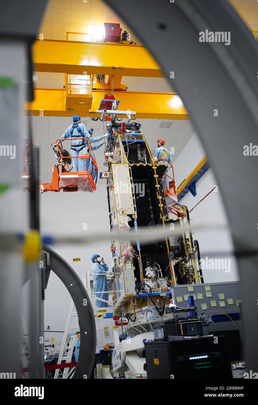 I membri del personale lavorano sul satellite Biomass presso lo stabilimento Airbus di Stevenage, Hertfordshire. Un satellite costruito nel Regno Unito misurerà la biomassa terrestre nel tentativo di contribuire a proteggere le foreste del pianeta e misurare più accuratamente il carbonio che detengono. La missione prenderà essenzialmente una scansione dei polmoni della terra, penetrando attraverso le tettoie della foresta e costruendo un'immagine 3D di loro. Data immagine: Lunedì 22 agosto 2022. Foto Stock