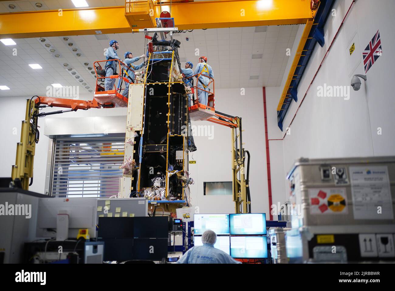 I membri del personale lavorano sul satellite Biomass presso lo stabilimento Airbus di Stevenage, Hertfordshire. Un satellite costruito nel Regno Unito misurerà la biomassa terrestre nel tentativo di contribuire a proteggere le foreste del pianeta e misurare più accuratamente il carbonio che detengono. La missione prenderà essenzialmente una scansione dei polmoni della terra, penetrando attraverso le tettoie della foresta e costruendo un'immagine 3D di loro. Data immagine: Lunedì 22 agosto 2022. Foto Stock