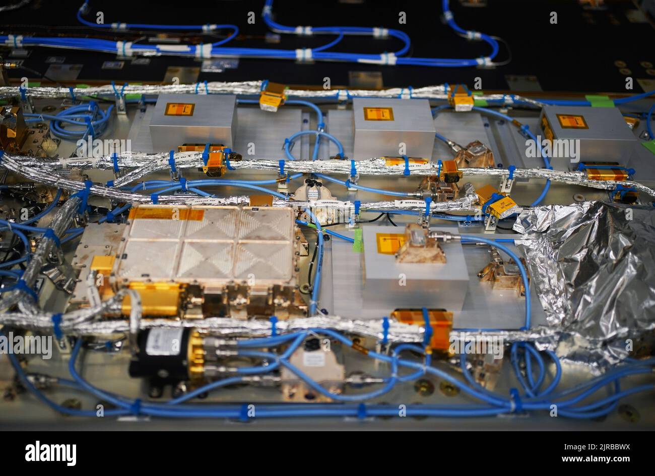 I membri del personale lavorano sul satellite Biomass presso lo stabilimento Airbus di Stevenage, Hertfordshire. Un satellite costruito nel Regno Unito misurerà la biomassa terrestre nel tentativo di contribuire a proteggere le foreste del pianeta e misurare più accuratamente il carbonio che detengono. La missione prenderà essenzialmente una scansione dei polmoni della terra, penetrando attraverso le tettoie della foresta e costruendo un'immagine 3D di loro. Data immagine: Lunedì 22 agosto 2022. Foto Stock