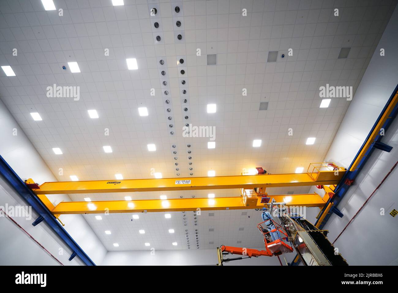 I membri del personale lavorano sul satellite Biomass presso lo stabilimento Airbus di Stevenage, Hertfordshire. Un satellite costruito nel Regno Unito misurerà la biomassa terrestre nel tentativo di contribuire a proteggere le foreste del pianeta e misurare più accuratamente il carbonio che detengono. La missione prenderà essenzialmente una scansione dei polmoni della terra, penetrando attraverso le tettoie della foresta e costruendo un'immagine 3D di loro. Data immagine: Lunedì 22 agosto 2022. Foto Stock