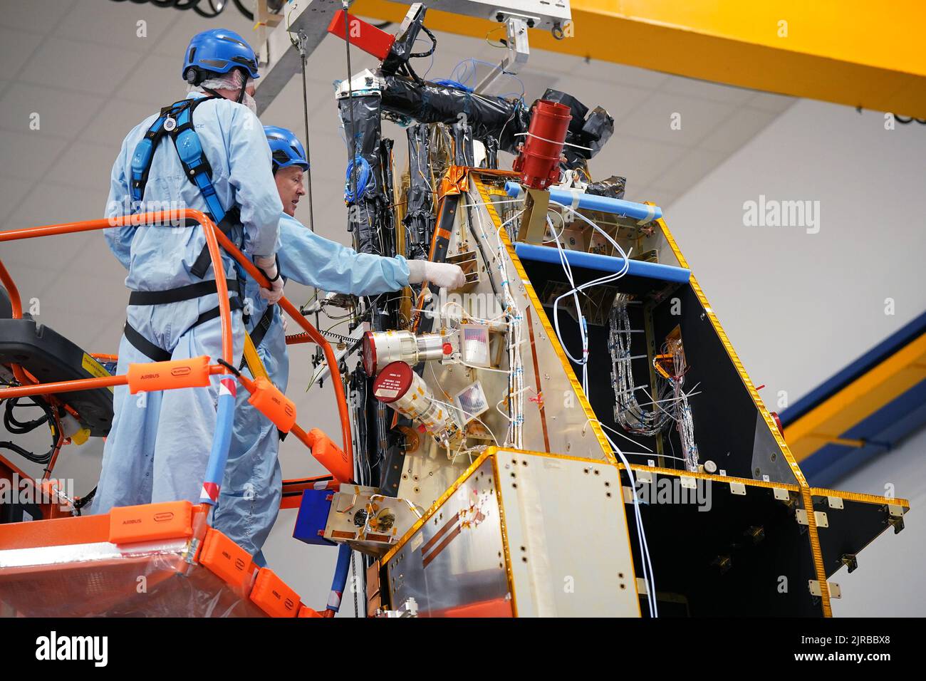 I membri del personale lavorano sul satellite Biomass presso lo stabilimento Airbus di Stevenage, Hertfordshire. Un satellite costruito nel Regno Unito misurerà la biomassa terrestre nel tentativo di contribuire a proteggere le foreste del pianeta e misurare più accuratamente il carbonio che detengono. La missione prenderà essenzialmente una scansione dei polmoni della terra, penetrando attraverso le tettoie della foresta e costruendo un'immagine 3D di loro. Data immagine: Lunedì 22 agosto 2022. Foto Stock