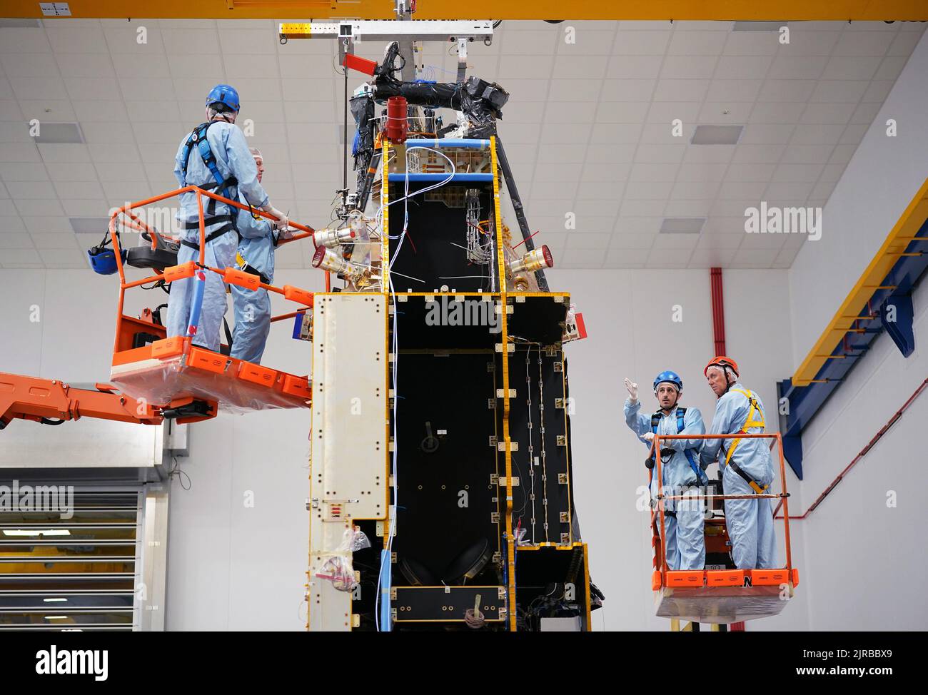 I membri del personale lavorano sul satellite Biomass presso lo stabilimento Airbus di Stevenage, Hertfordshire. Un satellite costruito nel Regno Unito misurerà la biomassa terrestre nel tentativo di contribuire a proteggere le foreste del pianeta e misurare più accuratamente il carbonio che detengono. La missione prenderà essenzialmente una scansione dei polmoni della terra, penetrando attraverso le tettoie della foresta e costruendo un'immagine 3D di loro. Data immagine: Lunedì 22 agosto 2022. Foto Stock