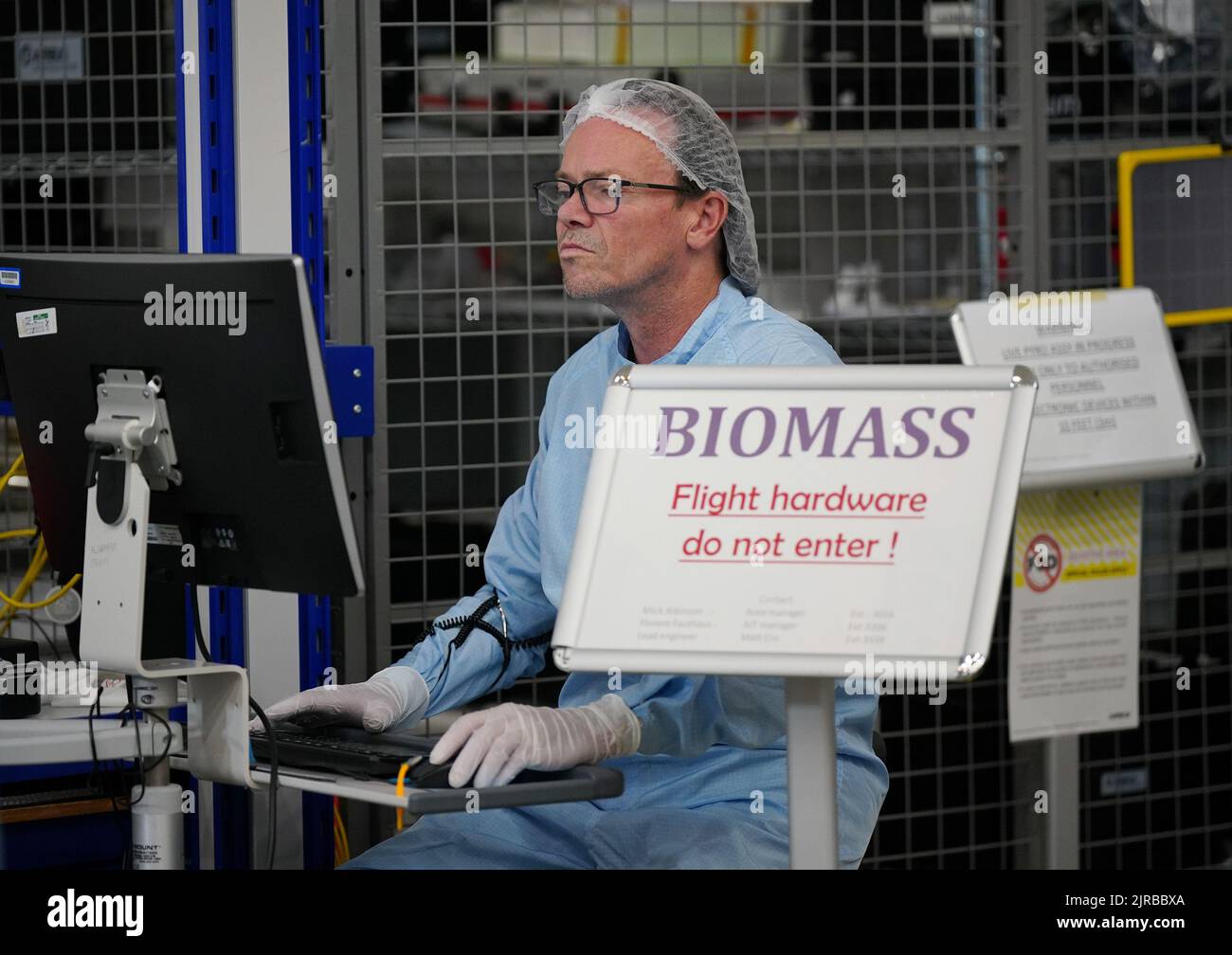 I membri del personale lavorano sul satellite Biomass presso lo stabilimento Airbus di Stevenage, Hertfordshire. Un satellite costruito nel Regno Unito misurerà la biomassa terrestre nel tentativo di contribuire a proteggere le foreste del pianeta e misurare più accuratamente il carbonio che detengono. La missione prenderà essenzialmente una scansione dei polmoni della terra, penetrando attraverso le tettoie della foresta e costruendo un'immagine 3D di loro. Data immagine: Lunedì 22 agosto 2022. Foto Stock