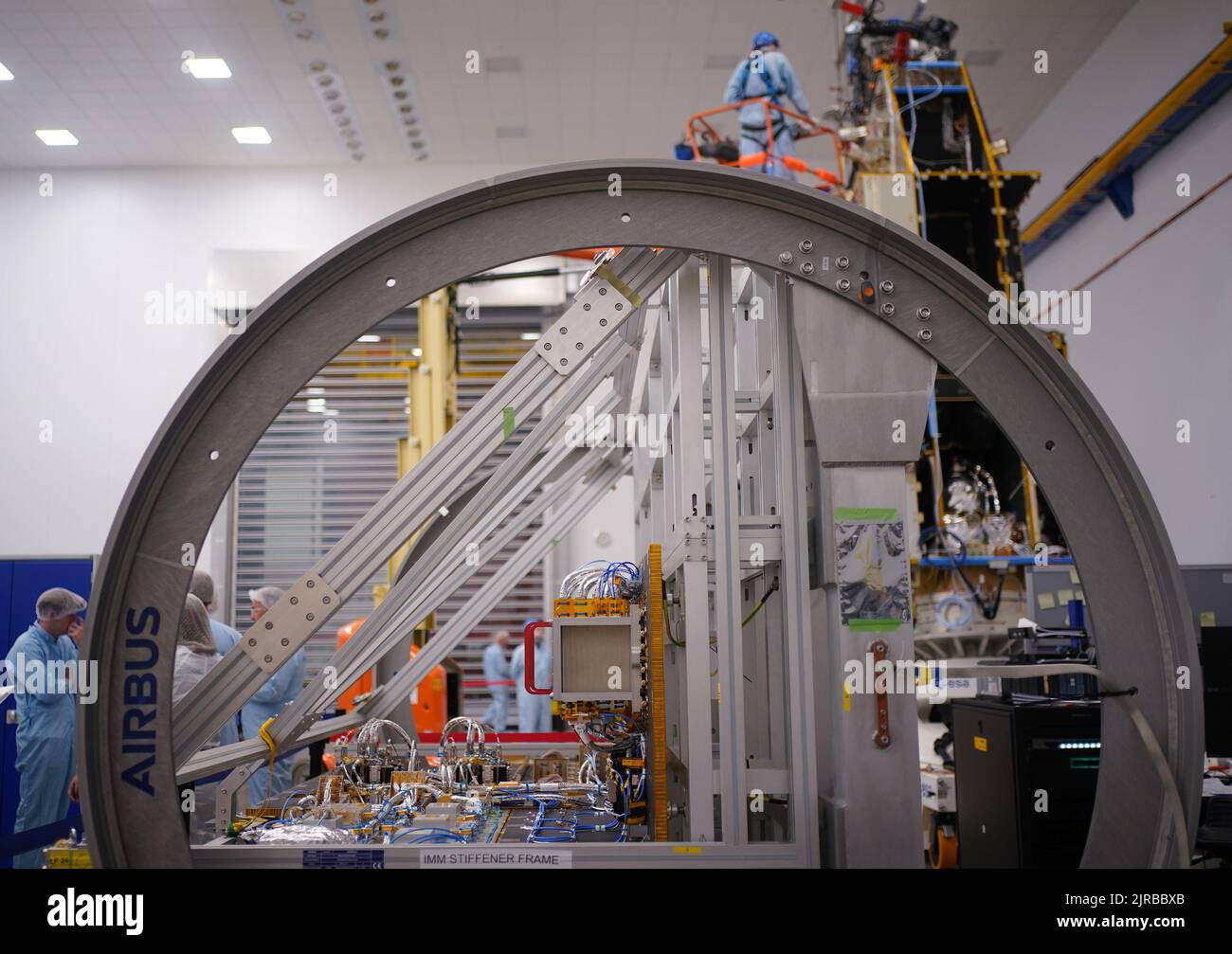 I membri del personale lavorano sul satellite Biomass presso lo stabilimento Airbus di Stevenage, Hertfordshire. Un satellite costruito nel Regno Unito misurerà la biomassa terrestre nel tentativo di contribuire a proteggere le foreste del pianeta e misurare più accuratamente il carbonio che detengono. La missione prenderà essenzialmente una scansione dei polmoni della terra, penetrando attraverso le tettoie della foresta e costruendo un'immagine 3D di loro. Data immagine: Lunedì 22 agosto 2022. Foto Stock