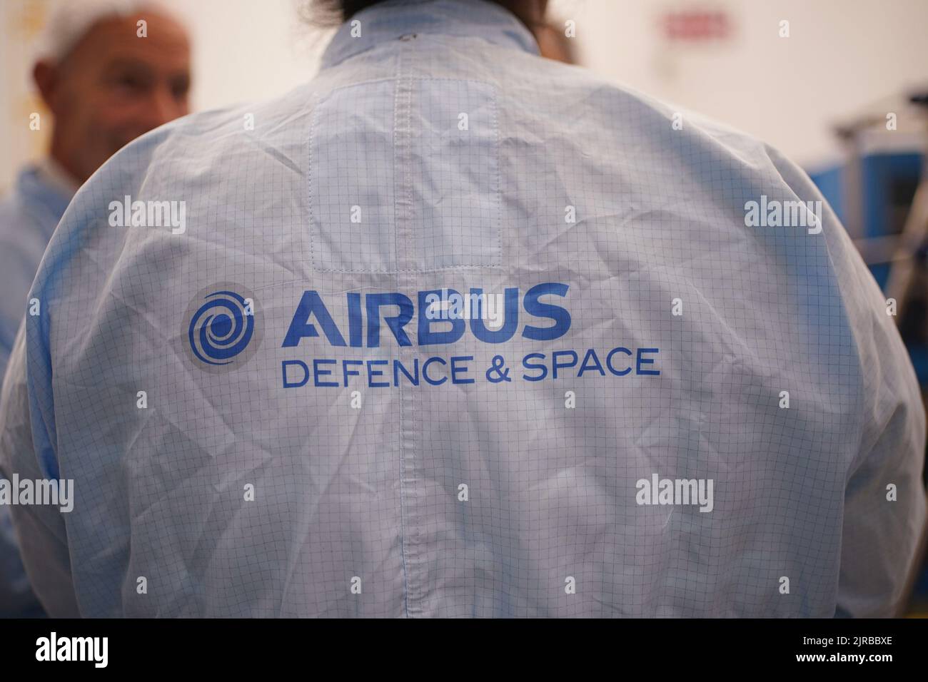 I membri del personale lavorano sul satellite Biomass presso lo stabilimento Airbus di Stevenage, Hertfordshire. Un satellite costruito nel Regno Unito misurerà la biomassa terrestre nel tentativo di contribuire a proteggere le foreste del pianeta e misurare più accuratamente il carbonio che detengono. La missione prenderà essenzialmente una scansione dei polmoni della terra, penetrando attraverso le tettoie della foresta e costruendo un'immagine 3D di loro. Data immagine: Lunedì 22 agosto 2022. Foto Stock