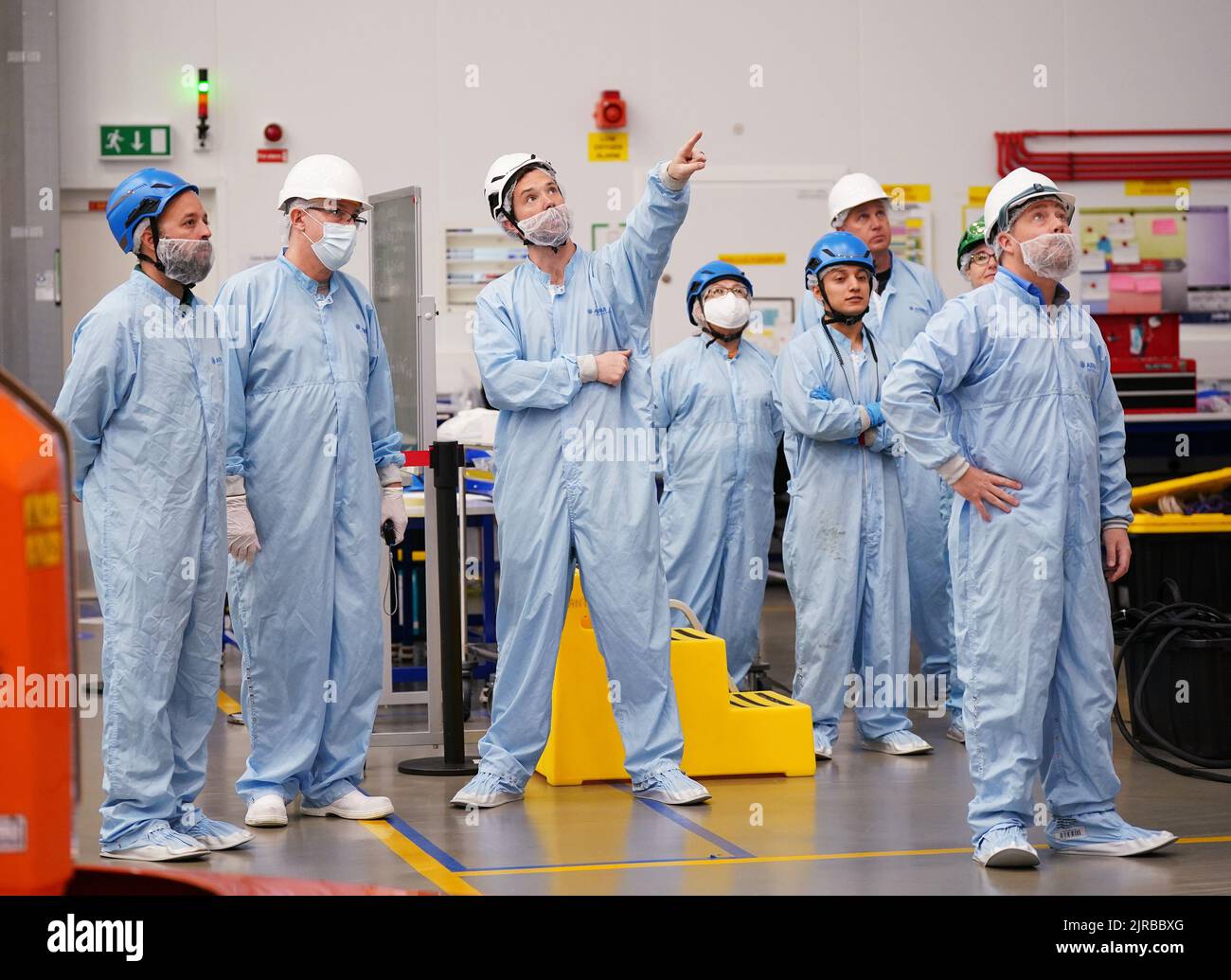 I membri del personale lavorano sul satellite Biomass presso lo stabilimento Airbus di Stevenage, Hertfordshire. Un satellite costruito nel Regno Unito misurerà la biomassa terrestre nel tentativo di contribuire a proteggere le foreste del pianeta e misurare più accuratamente il carbonio che detengono. La missione prenderà essenzialmente una scansione dei polmoni della terra, penetrando attraverso le tettoie della foresta e costruendo un'immagine 3D di loro. Data immagine: Lunedì 22 agosto 2022. Foto Stock