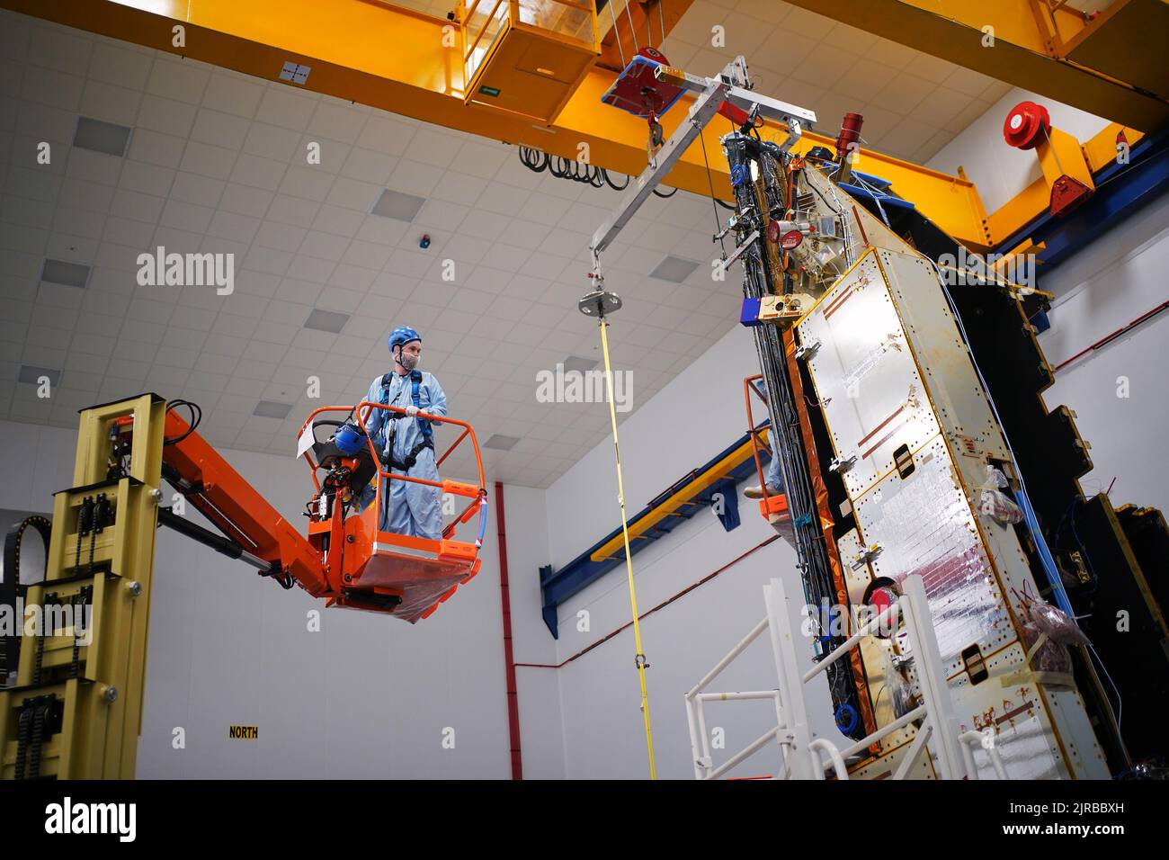 I membri del personale lavorano sul satellite Biomass presso lo stabilimento Airbus di Stevenage, Hertfordshire. Un satellite costruito nel Regno Unito misurerà la biomassa terrestre nel tentativo di contribuire a proteggere le foreste del pianeta e misurare più accuratamente il carbonio che detengono. La missione prenderà essenzialmente una scansione dei polmoni della terra, penetrando attraverso le tettoie della foresta e costruendo un'immagine 3D di loro. Data immagine: Lunedì 22 agosto 2022. Foto Stock