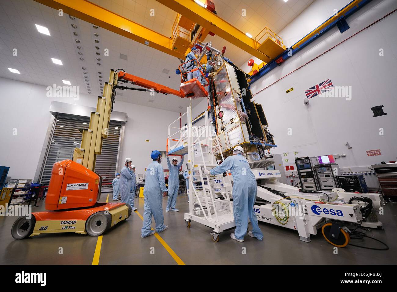 I membri del personale lavorano sul satellite Biomass presso lo stabilimento Airbus di Stevenage, Hertfordshire. Un satellite costruito nel Regno Unito misurerà la biomassa terrestre nel tentativo di contribuire a proteggere le foreste del pianeta e misurare più accuratamente il carbonio che detengono. La missione prenderà essenzialmente una scansione dei polmoni della terra, penetrando attraverso le tettoie della foresta e costruendo un'immagine 3D di loro. Data immagine: Lunedì 22 agosto 2022. Foto Stock