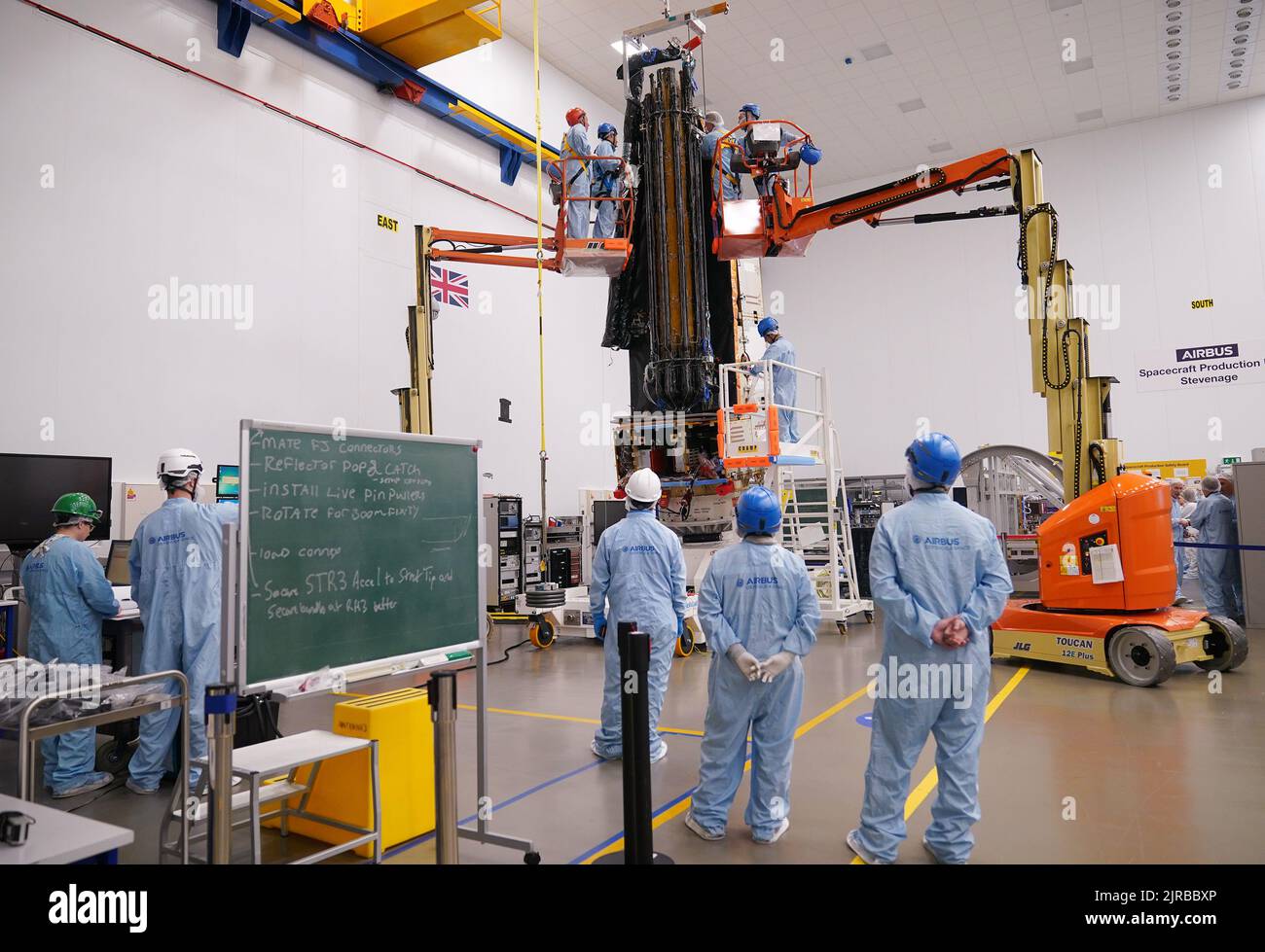 I membri del personale lavorano sul satellite Biomass presso lo stabilimento Airbus di Stevenage, Hertfordshire. Un satellite costruito nel Regno Unito misurerà la biomassa terrestre nel tentativo di contribuire a proteggere le foreste del pianeta e misurare più accuratamente il carbonio che detengono. La missione prenderà essenzialmente una scansione dei polmoni della terra, penetrando attraverso le tettoie della foresta e costruendo un'immagine 3D di loro. Data immagine: Lunedì 22 agosto 2022. Foto Stock