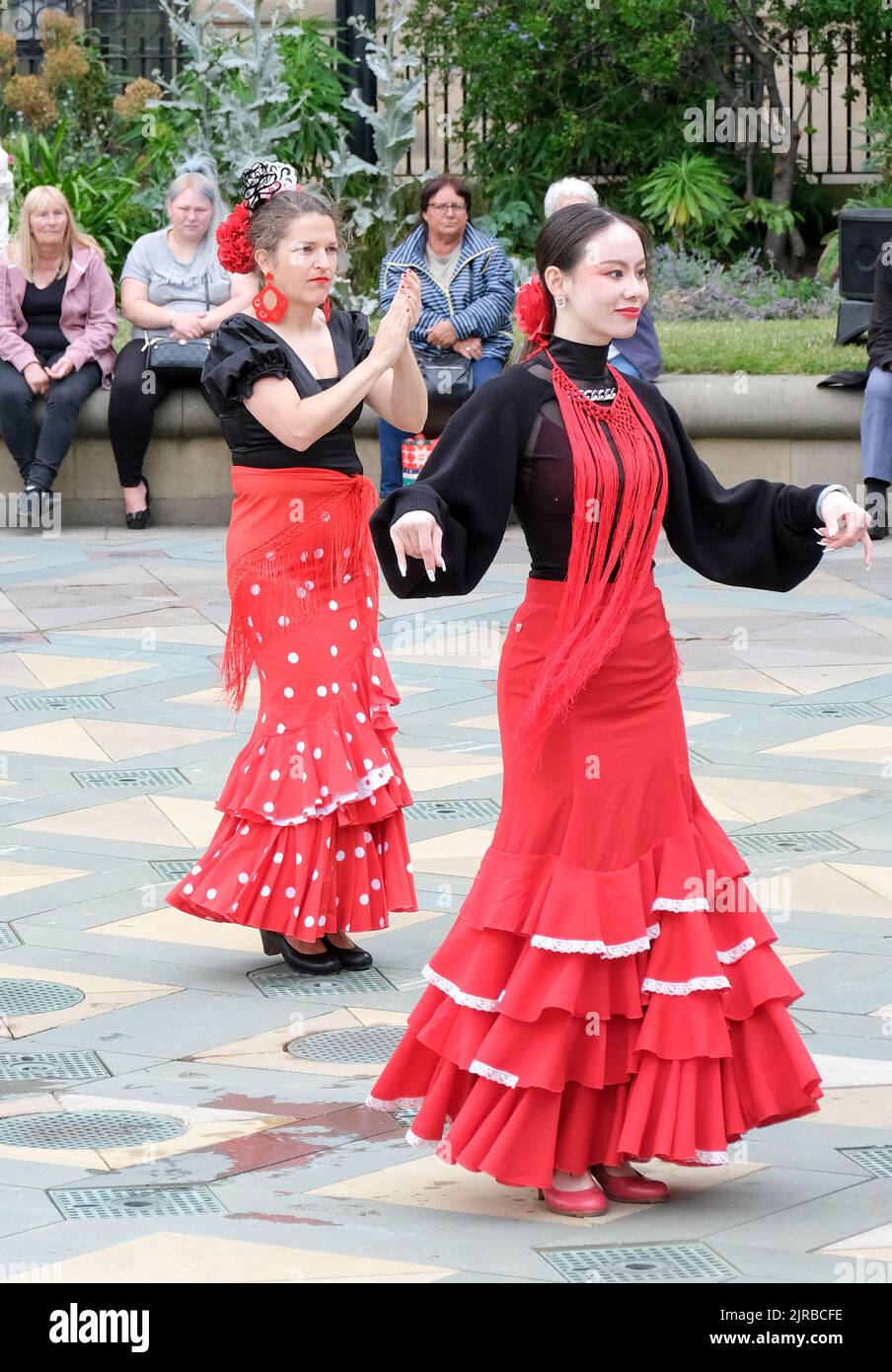 I ballerini esibiscono le loro abilità di flamenco nell'annuale Festival di Danza nelle strade del centro di Sheffield. Foto Stock I ballerini esibiscono le loro abilità di flamenco nell'annuale Festival di Danza nelle strade del centro di Sheffield. Foto Stock