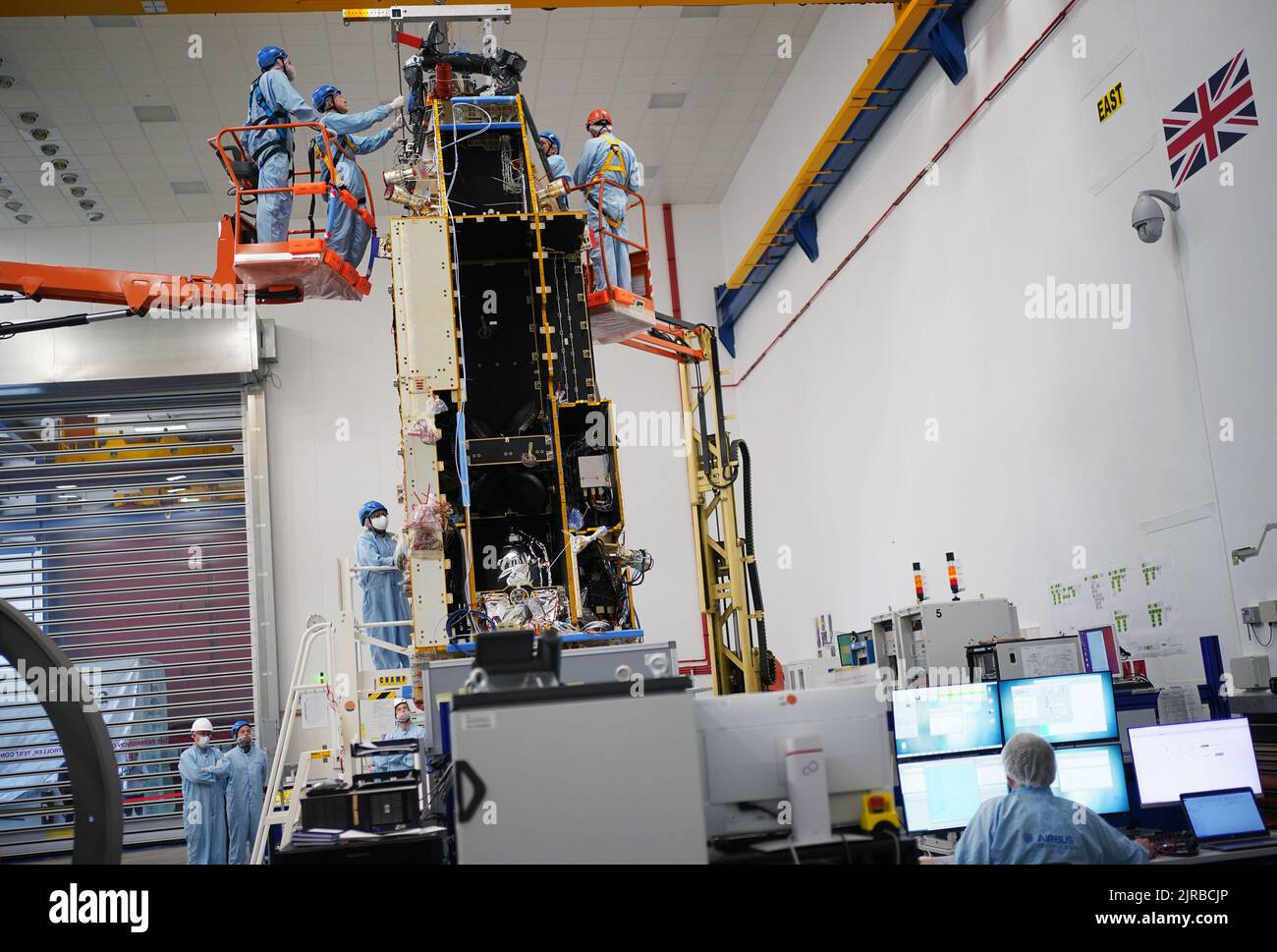 I membri del personale lavorano sul satellite Biomass presso lo stabilimento Airbus di Stevenage, Hertfordshire. Un satellite costruito nel Regno Unito misurerà la biomassa terrestre nel tentativo di contribuire a proteggere le foreste del pianeta e misurare più accuratamente il carbonio che detengono. La missione prenderà essenzialmente una scansione dei polmoni della terra, penetrando attraverso le tettoie della foresta e costruendo un'immagine 3D di loro. Data immagine: Lunedì 22 agosto 2022. Foto Stock