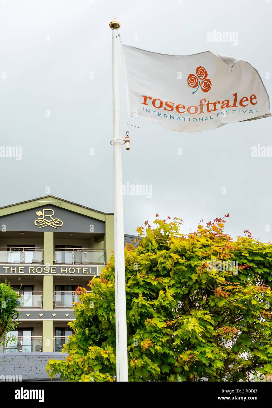 La bandiera del Rose Hotel Tralee e Rose of Tralee International Festival a Tralee, County Kerry, Irlanda Foto Stock