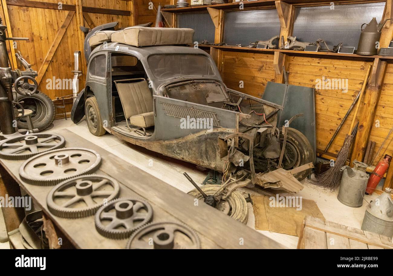 Auto arrugginita in garage. Auto vecchia rotta in garage, veicolo abbandonato Foto Stock