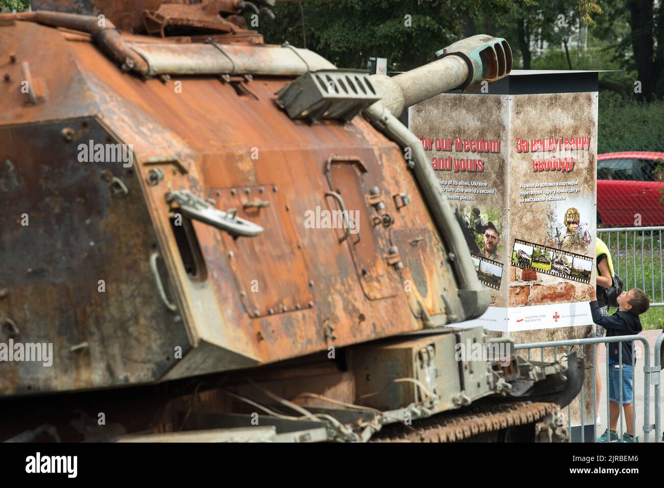 Danzica, Polonia. 23rd ago, 2022. Danzica, Polonia. Agosto 23rd 2022. BTR-82A 8 x 8 portatore di personale corazzato anfibio a ruote progettato dall'Unione Sovietica è esposto alla mostra all'aperto distrutta attrezzatura militare russa. Mostra le attrezzature russe distrutte dai soldati ucraini durante l'invasione russa dell'Ucraina nel 2022 credito: Wojciech Strozyk/Alamy Live News Foto Stock