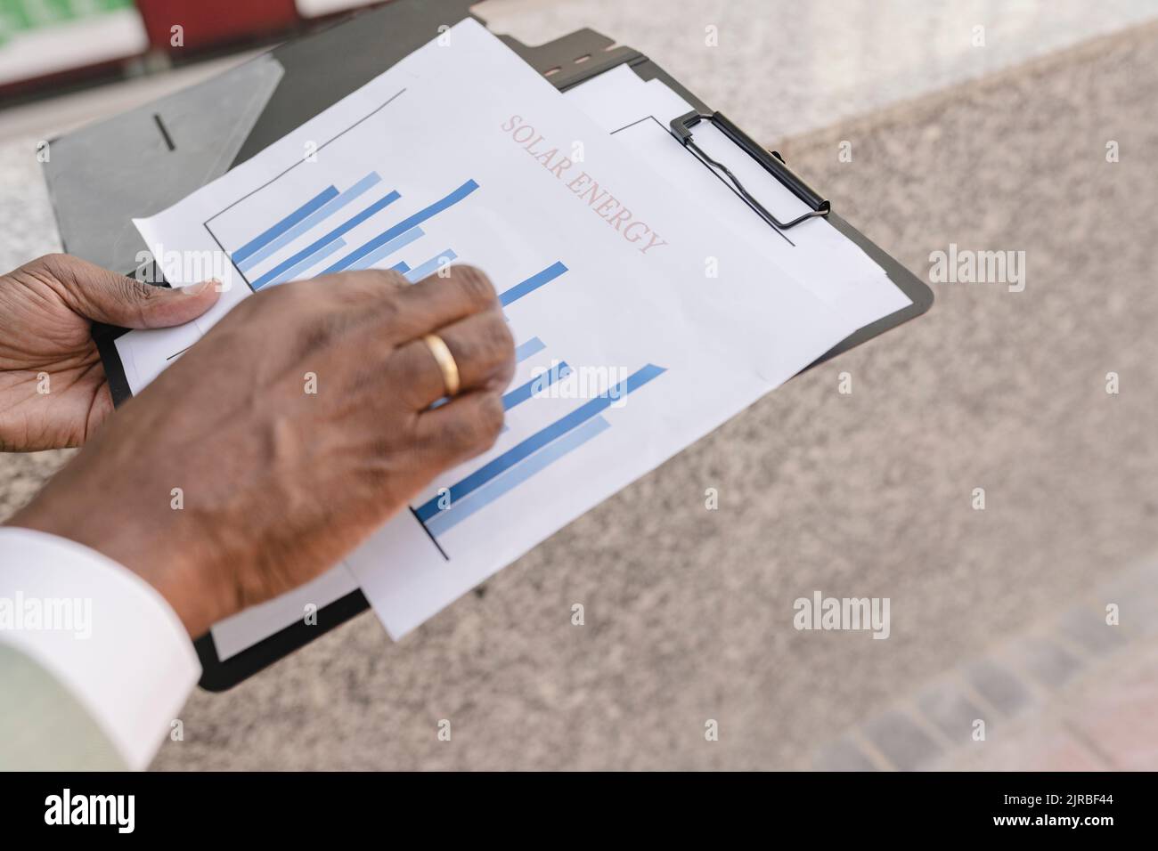 Mani di uomo d'affari che esamina il grafico Foto Stock