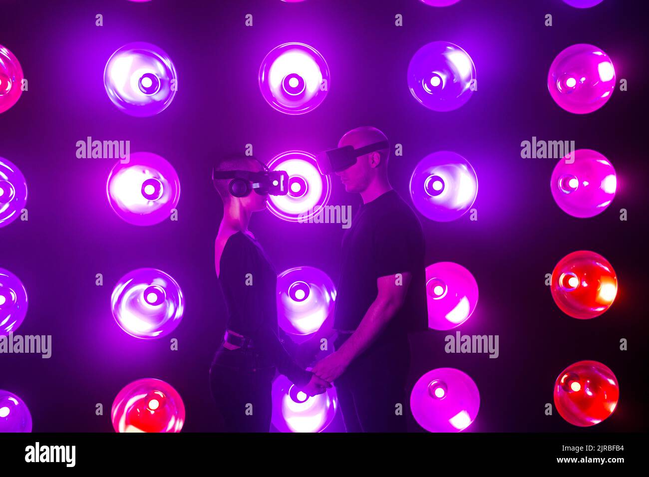 Si accoppia con gli occhiali VR tenendo le mani con le luci accese Foto Stock