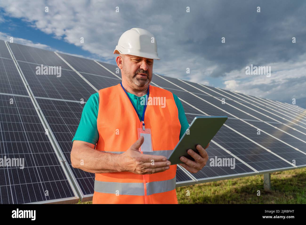 Ingegnere in piedi con PC tablet alla stazione solare Foto Stock