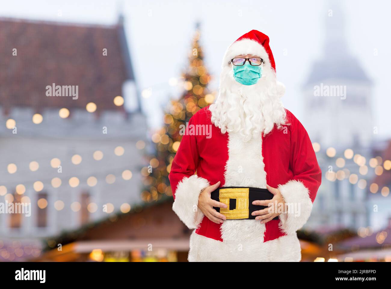 uomo in costume di babbo natale con maschera medica Foto Stock