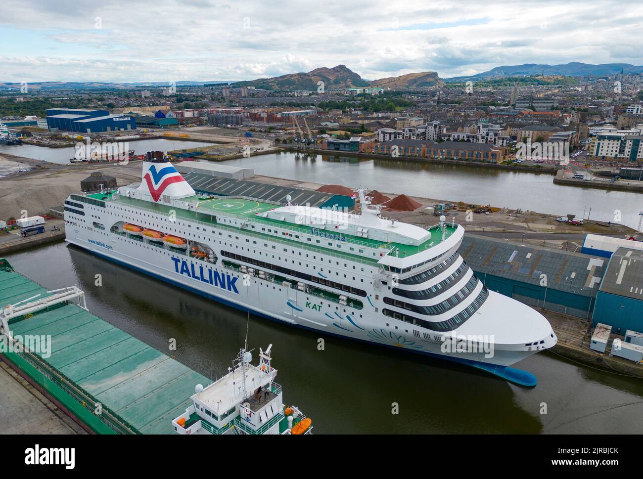 Edimburgo, Scozia, Regno Unito. 23rd agosto 2022. Vista del traghetto MS Victoria ormeggiato al porto di Leith a Edimburgo. Il traghetto ospita temporaneamente i rifugiati ucraini invitati in Scozia, tuttavia i residenti locali si lamentano ora dell’inquinamento atmosferico e acustico causato dai motori diesel della nave utilizzati per alimentare la nave. La nave non è in grado di collegarsi alla rete elettrica locale, pertanto i motori diesel dovranno alimentare la nave per i prossimi 6 mesi. Iain Masterton/Alamy Live News Foto Stock