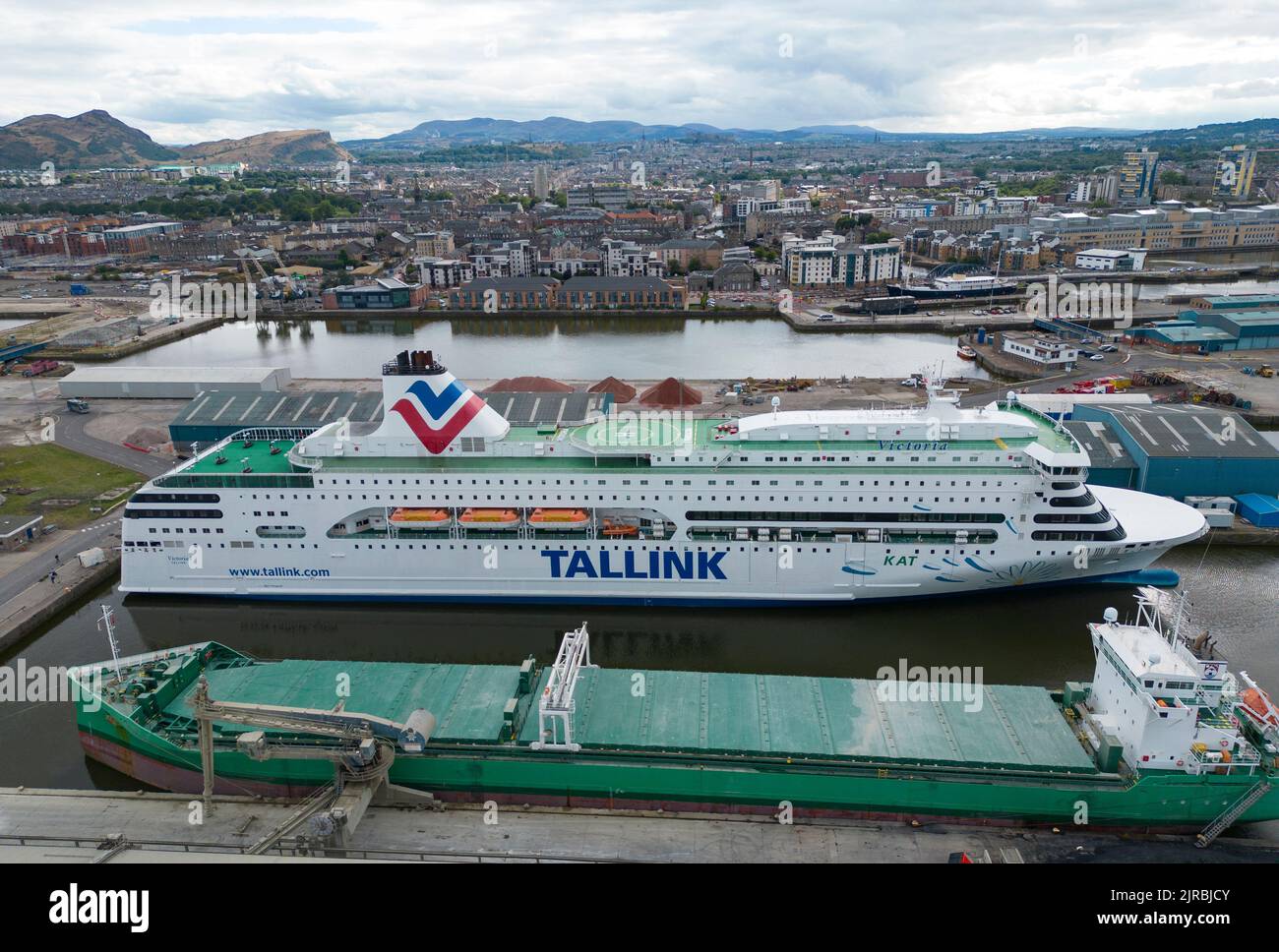 Edimburgo, Scozia, Regno Unito. 23rd agosto 2022. Vista del traghetto MS Victoria ormeggiato al porto di Leith a Edimburgo. Il traghetto ospita temporaneamente i rifugiati ucraini invitati in Scozia, tuttavia i residenti locali si lamentano ora dell’inquinamento atmosferico e acustico causato dai motori diesel della nave utilizzati per alimentare la nave. La nave non è in grado di collegarsi alla rete elettrica locale, pertanto i motori diesel dovranno alimentare la nave per i prossimi 6 mesi. Iain Masterton/Alamy Live News Foto Stock