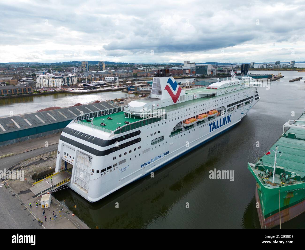 Edimburgo, Scozia, Regno Unito. 23rd agosto 2022. Vista del traghetto MS Victoria ormeggiato al porto di Leith a Edimburgo. Il traghetto ospita temporaneamente i rifugiati ucraini invitati in Scozia, tuttavia i residenti locali si lamentano ora dell’inquinamento atmosferico e acustico causato dai motori diesel della nave utilizzati per alimentare la nave. La nave non è in grado di collegarsi alla rete elettrica locale, pertanto i motori diesel dovranno alimentare la nave per i prossimi 6 mesi. Iain Masterton/Alamy Live News Foto Stock