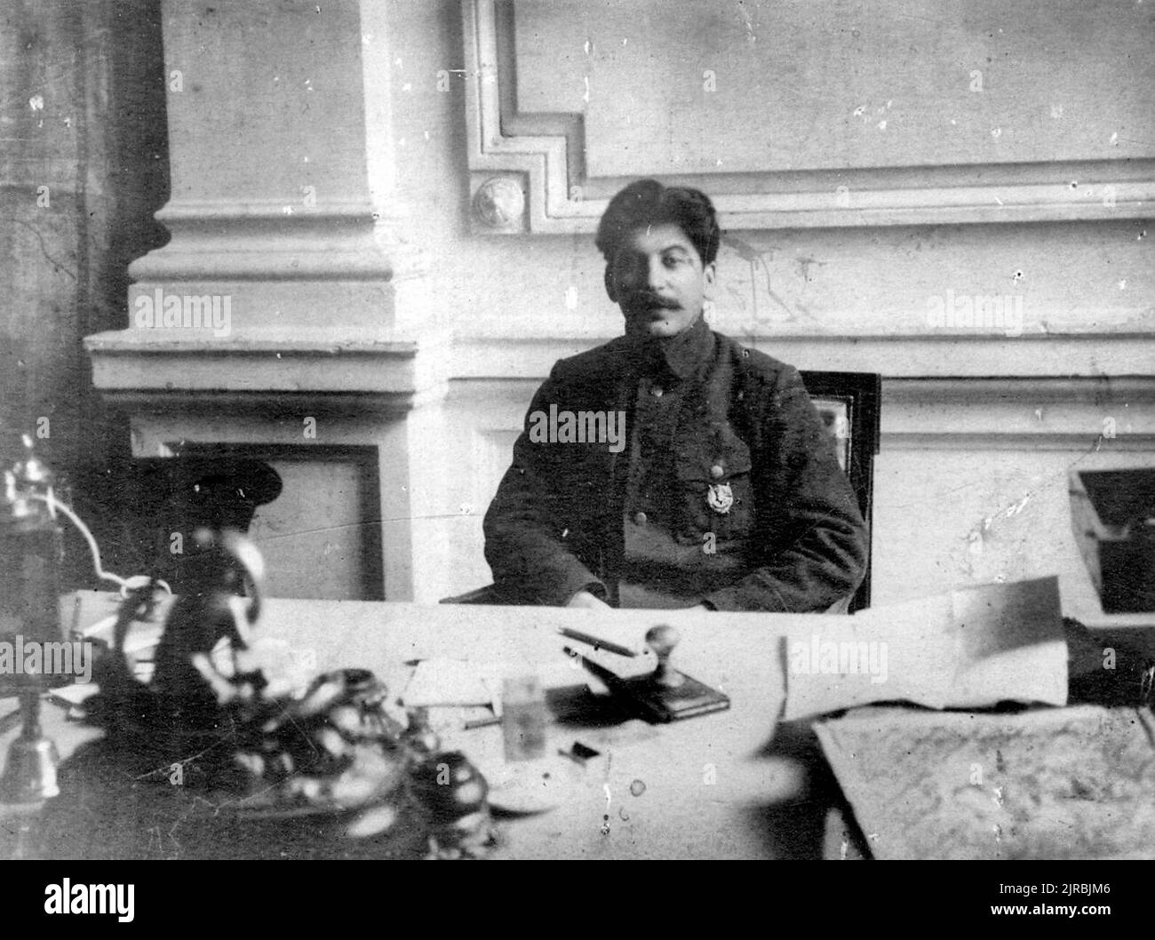 Fotografia di Stalin che Stalin indossa un Krasnoye Znamya (Ordine del Banner Rosso) - 1921 Foto Stock