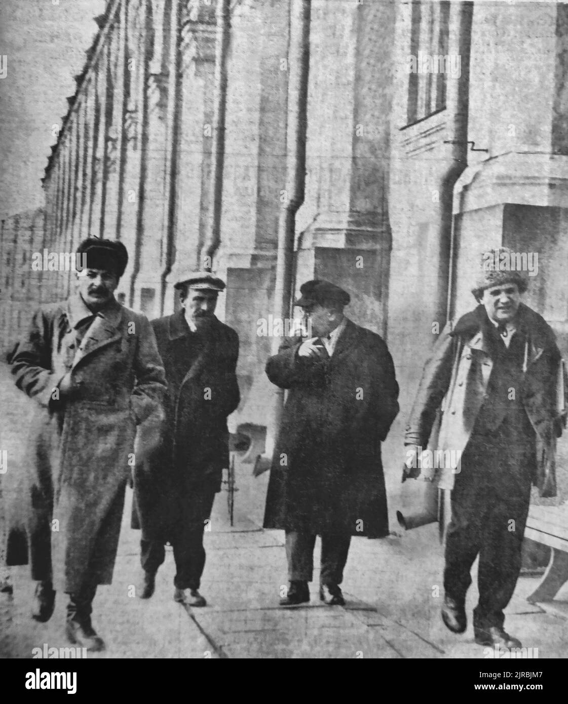 La foto mostra la leadership dell'URSS aprile 1925. Nella foto scattata al Cremlino: Joseph Stalin, Segretario Generale del Partito Comunista. Alexei Rykov, Presidente del Consiglio dei Commissari del Popolo (primo Ministro). Lev Kamenev, Vice Presidente del Consiglio dei Commissari del Popolo (Vice primo Ministro). Grigory Zinoviev, Presidente del Comitato Esecutivo del Comintern. Contesto: Dopo la morte di Lenin nel gennaio del 1924, i leader sovietici iniziarono la guerra fazionale all'interno dello stato di un partito guidato dal partito comunista (bolscevichi). Il periodo terminò nel 1929 quando Giuseppe Stalin divenne de-facto dic Foto Stock