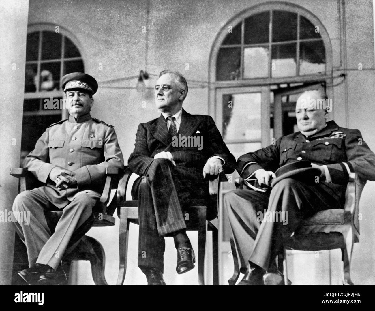 Joseph Stalin, Franklin D. Roosevelt e Winston Churchill sul portico dell'Ambasciata Sovietica durante la Conferenza di Teheran, 1943 Foto Stock