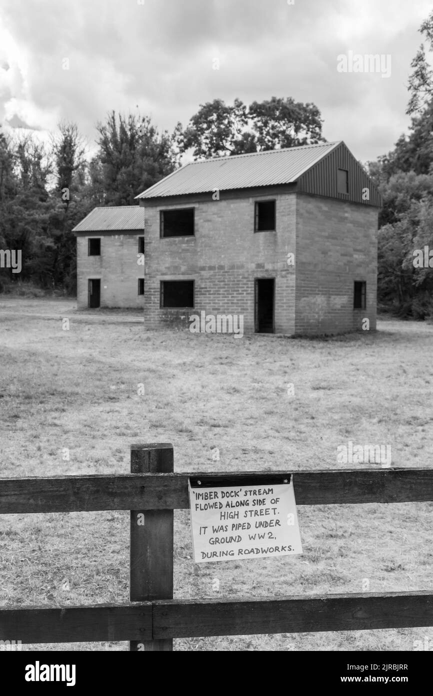 Il torrente 'Imber dock' fluiva lungo il lato di High Street. E 'stato piped sotto terra WW2, durante i lavori stradali segno a Imber, Salisbury Plain, Wiltshire UK Foto Stock