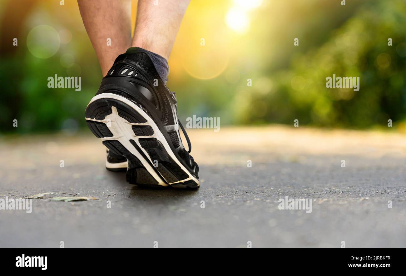 Gambe di un pareggiatore in scarpe da primo piano nel parco Foto Stock